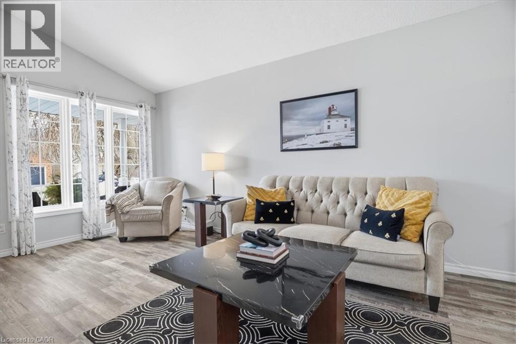 256 Grey Fox Drive, Kitchener, ON - Indoor Photo Showing Living Room