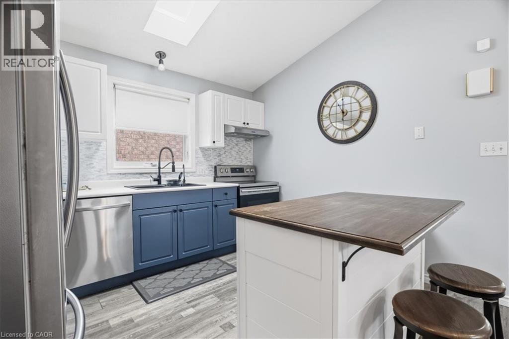 256 Grey Fox Drive, Kitchener, ON - Indoor Photo Showing Kitchen