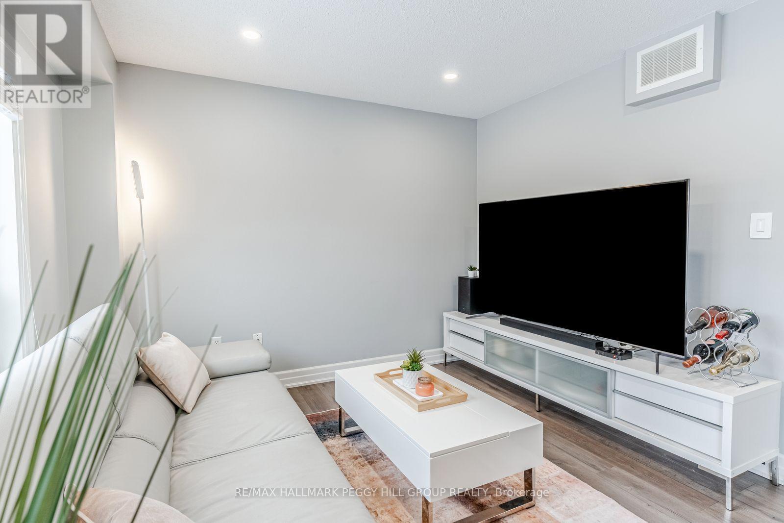 34 Coronation Parkway, Barrie, ON - Indoor Photo Showing Living Room