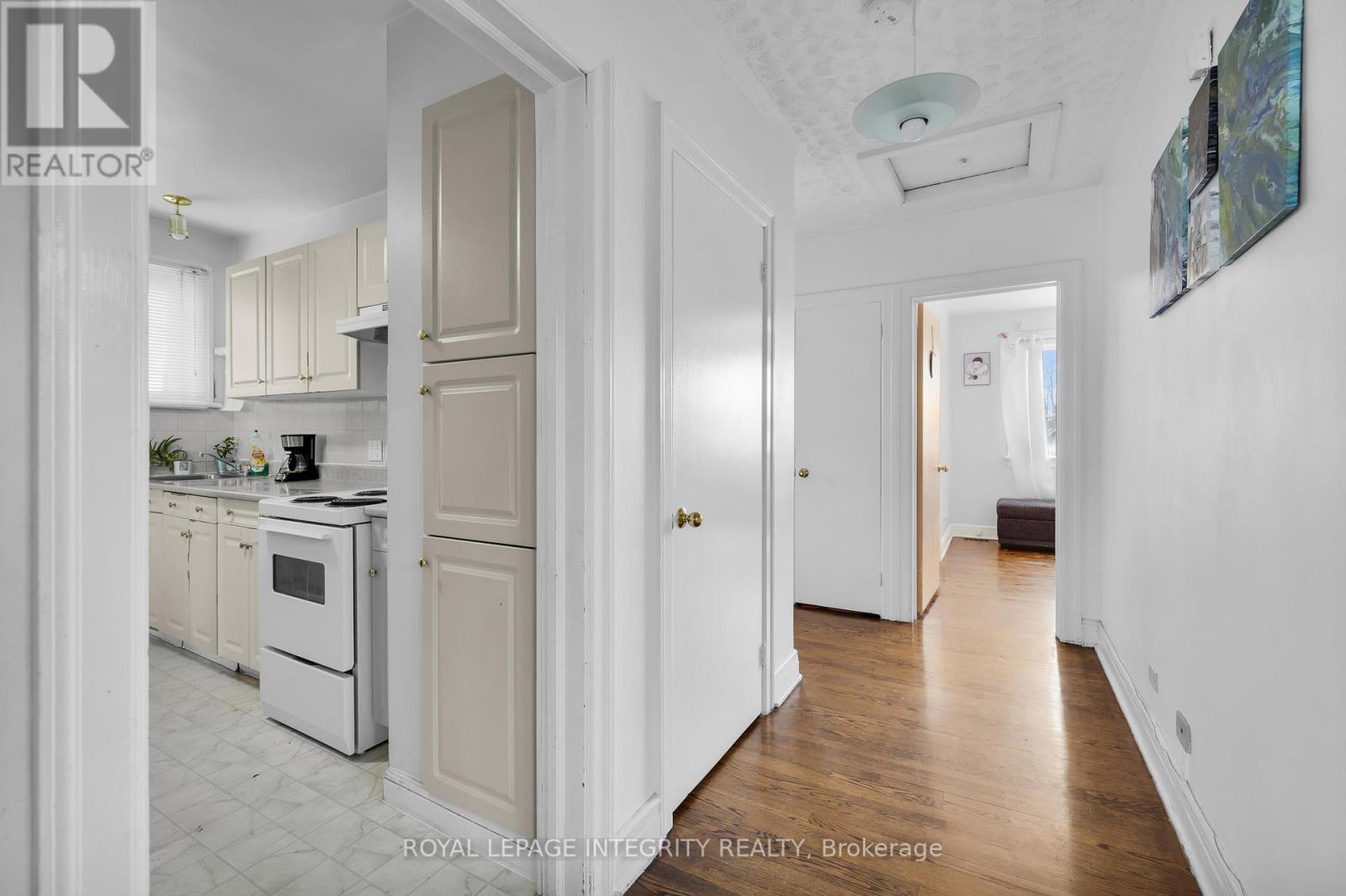 Upper Level Unit - Kitchen/Front Hallway - 154 Columbus Avenue, Ottawa, ON - Indoor Photo Showing Kitchen