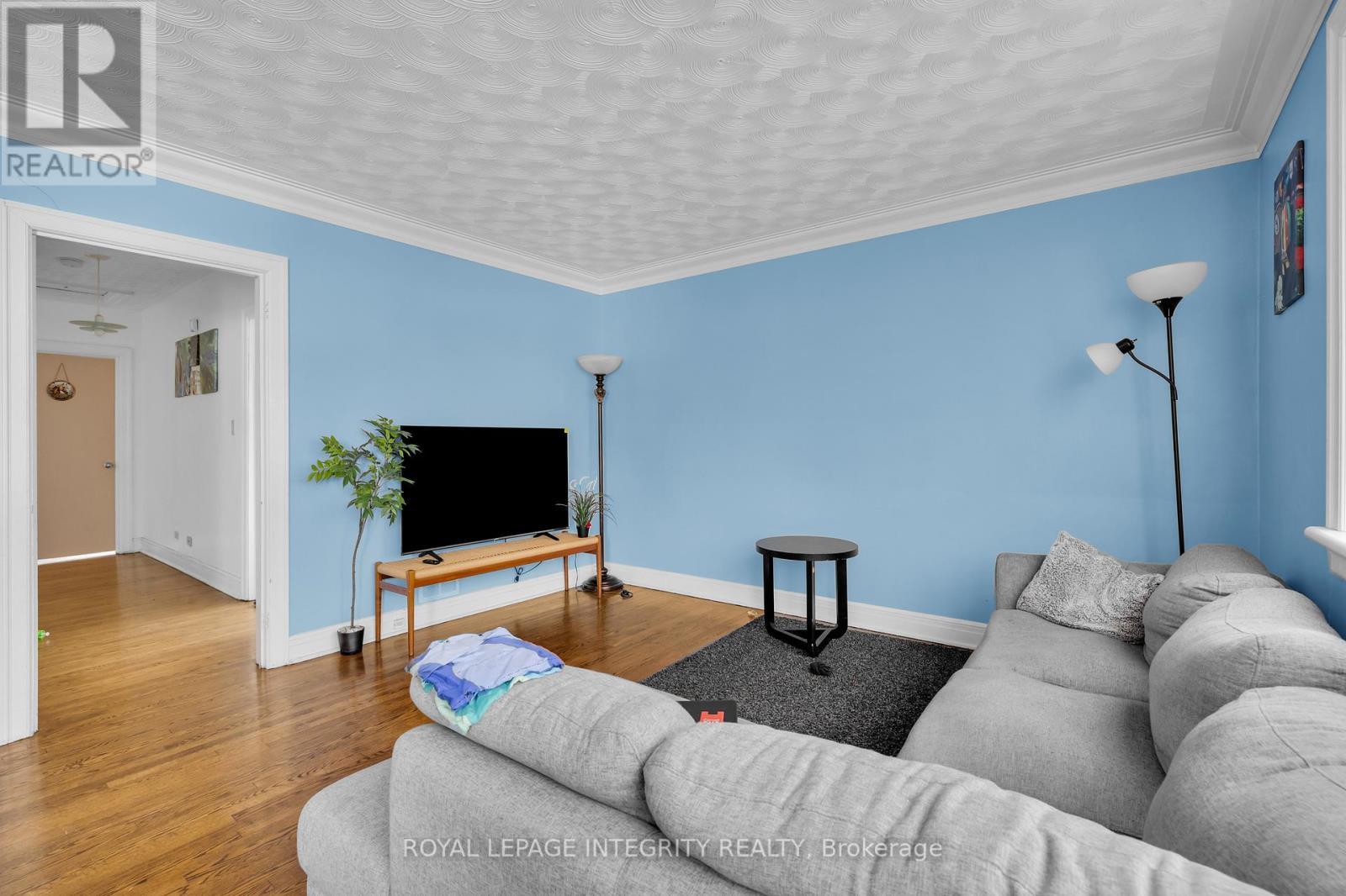 Upper Level Unit - Living - 154 Columbus Avenue, Ottawa, ON - Indoor Photo Showing Living Room