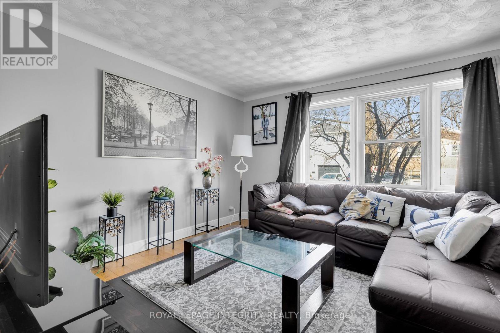 Main Floor Unit - Living - 154 Columbus Avenue, Ottawa, ON - Indoor Photo Showing Living Room