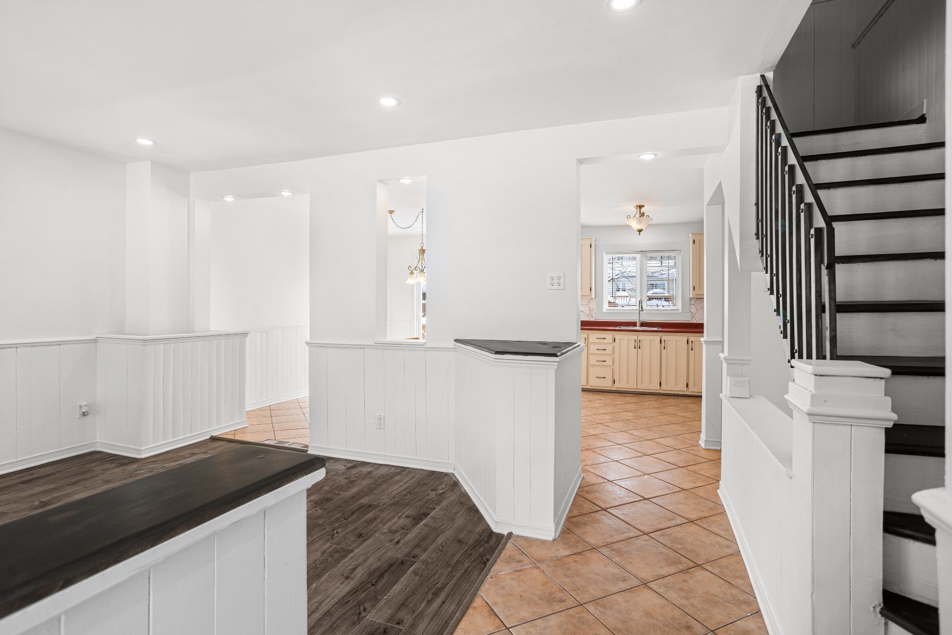 Salon - 104 Boul. De Vignory, Lorraine, QC - Indoor