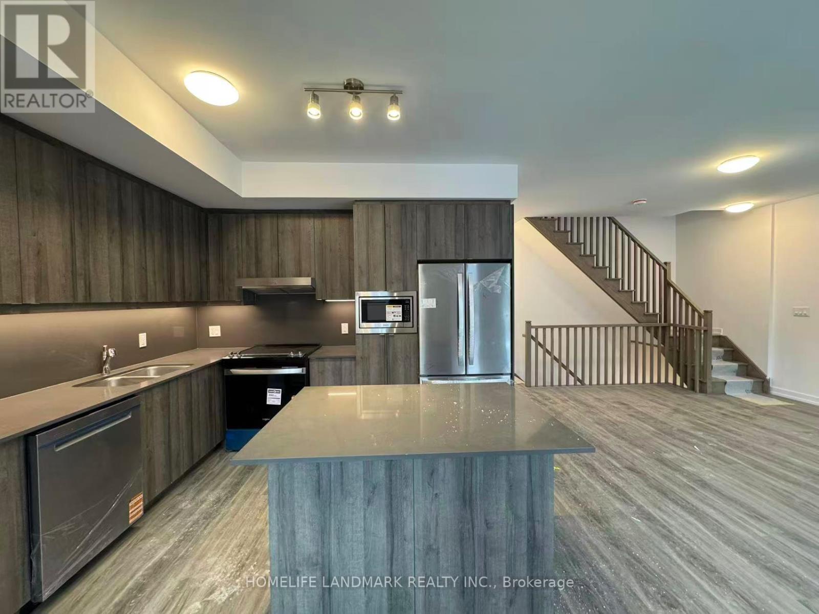 15 Kerns Lane, Richmond Hill, ON - Indoor Photo Showing Kitchen With Double Sink With Upgraded Kitchen