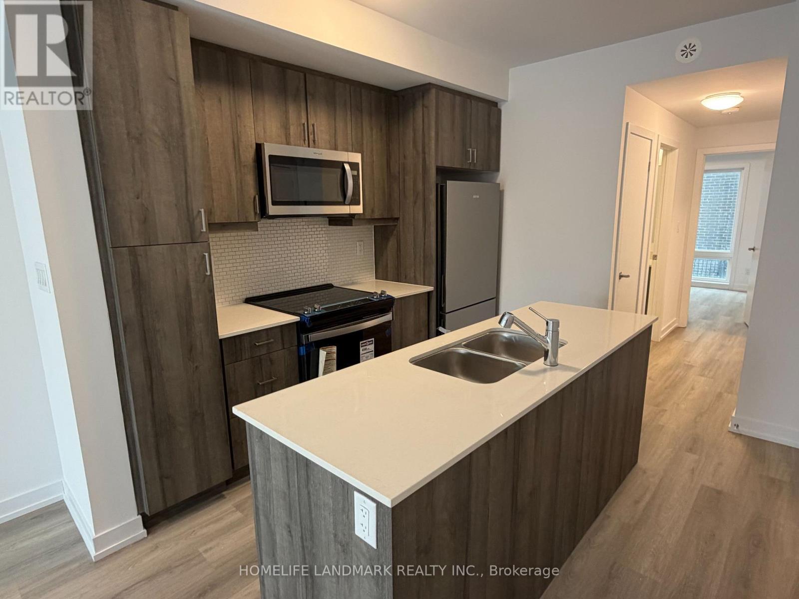 107 - 51 Jefferson Side Road, Richmond Hill, ON - Indoor Photo Showing Kitchen With Double Sink
