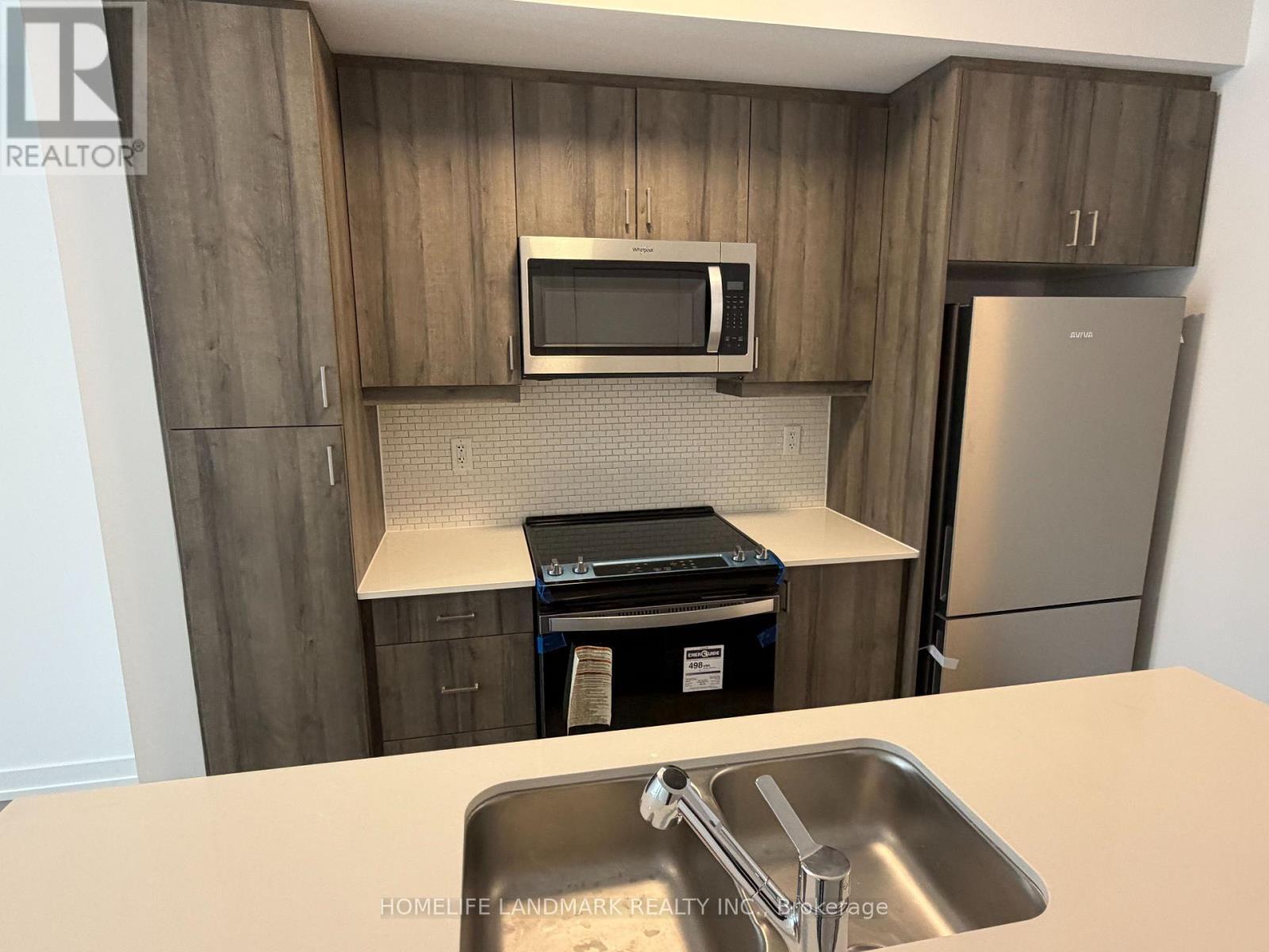 107 - 51 Jefferson Side Road, Richmond Hill, ON - Indoor Photo Showing Kitchen With Double Sink