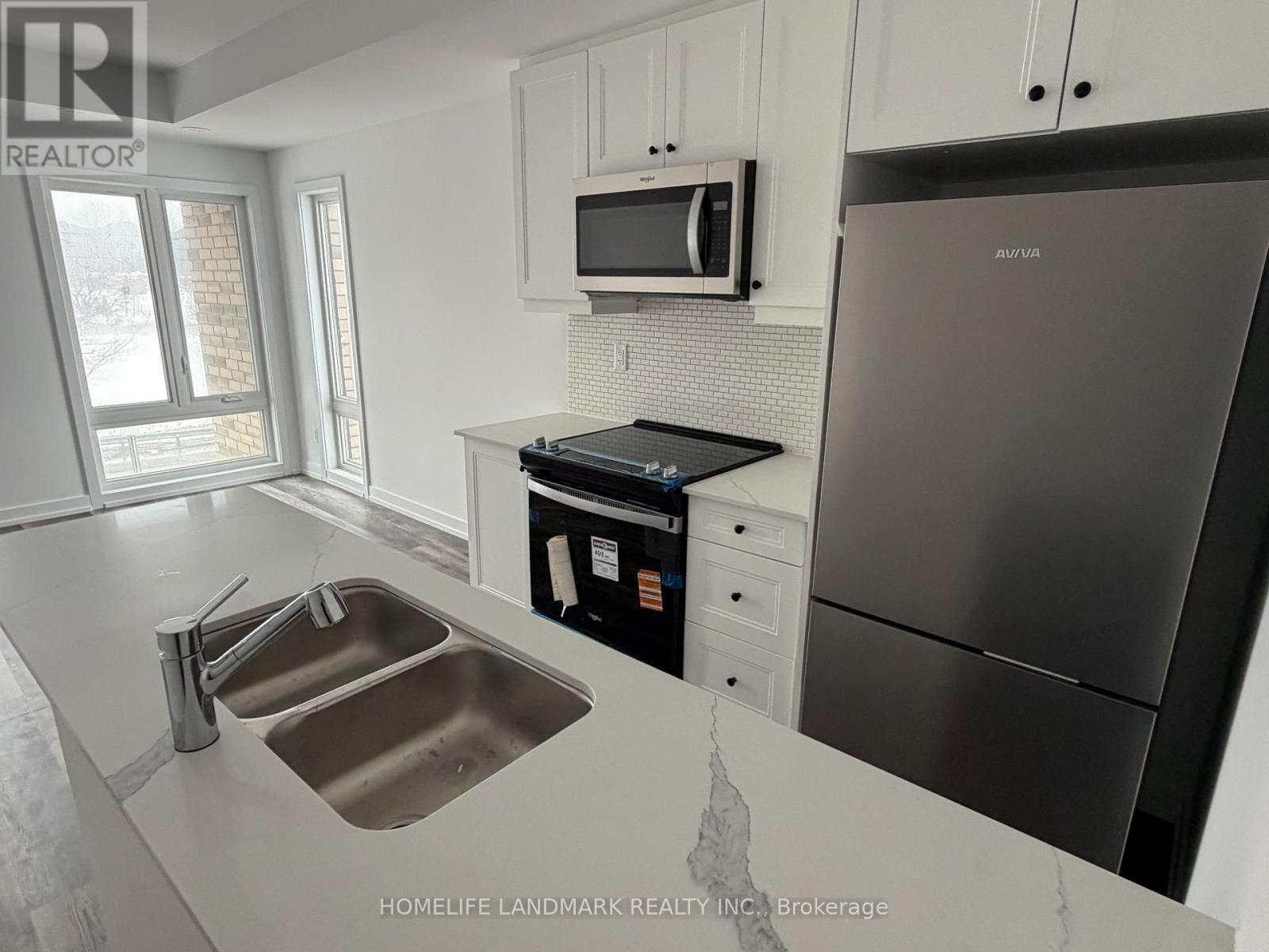 102 - 51 Jefferson Side Road, Richmond Hill, ON - Indoor Photo Showing Kitchen With Double Sink