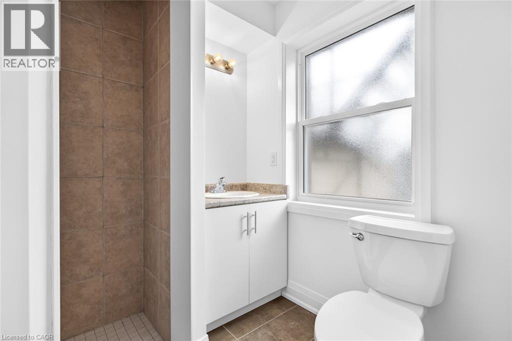 253 St Clair Boulevard Unit# 2, Hamilton, ON - Indoor Photo Showing Bathroom