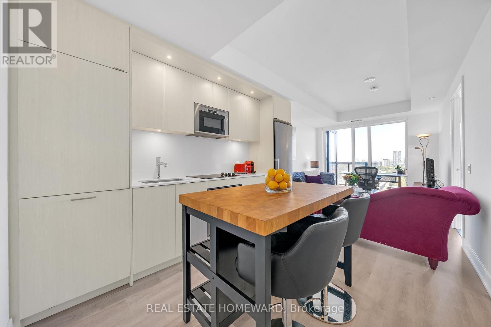 2039 - 20 Inn On The Park Drive, Toronto, ON - Indoor