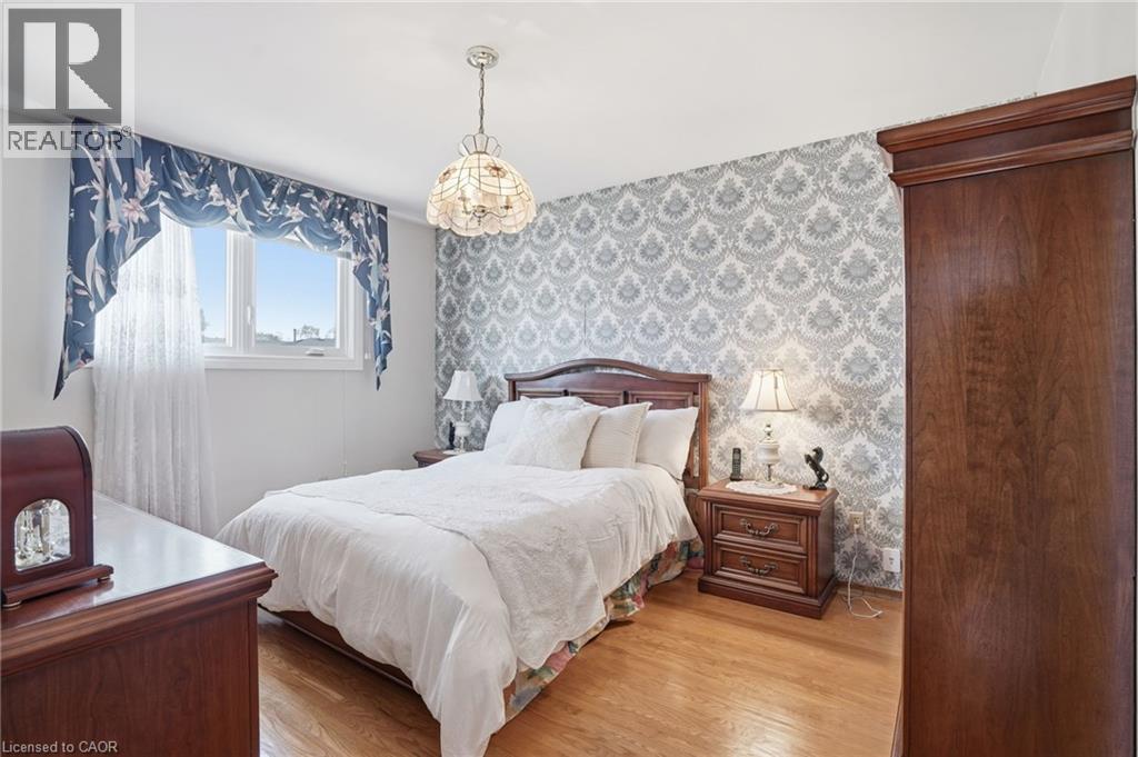 45 Rivercrest Road, Hamilton, ON - Indoor Photo Showing Bedroom