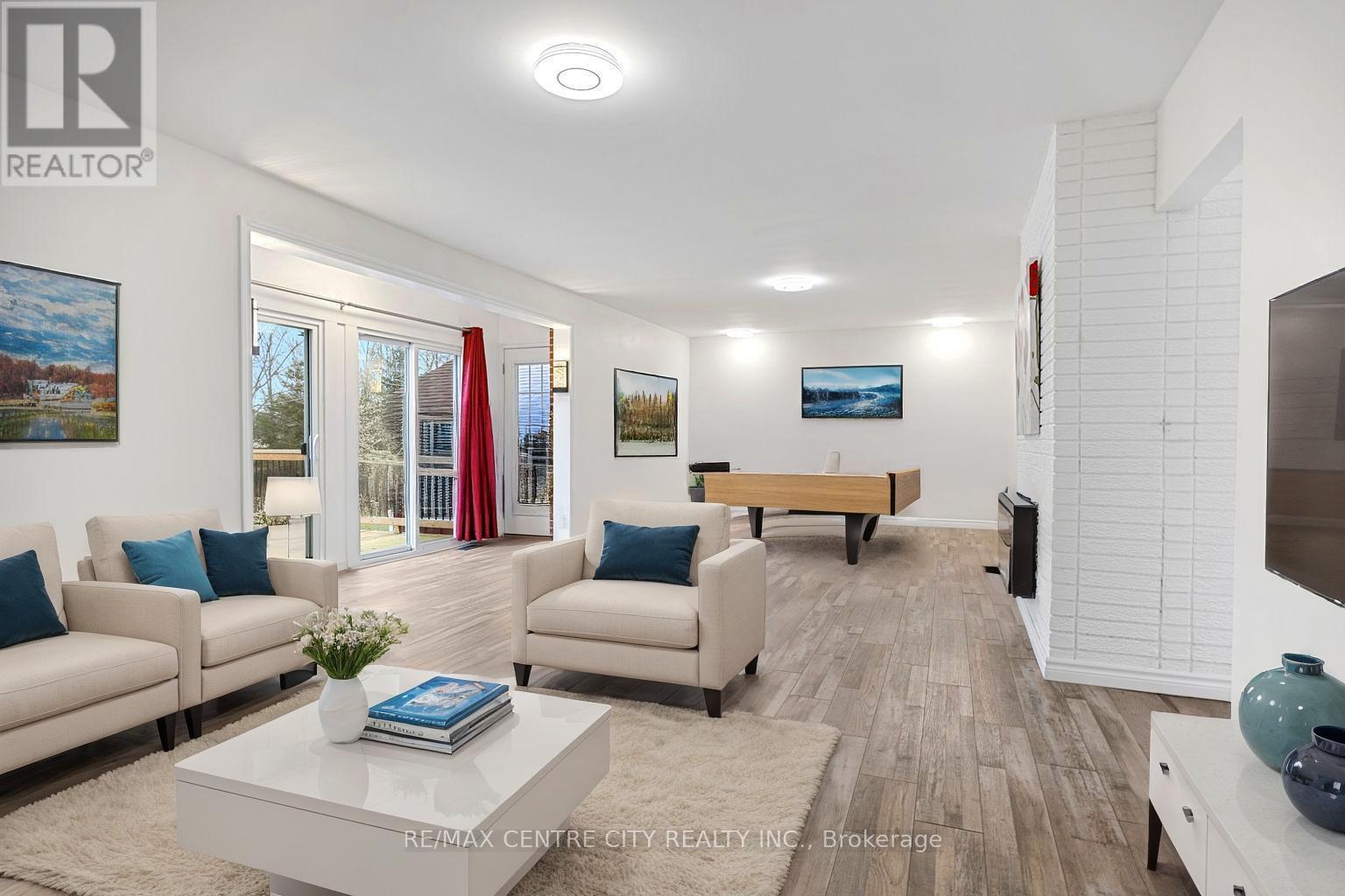 42420 John Wise Line, Central Elgin, ON - Indoor Photo Showing Living Room
