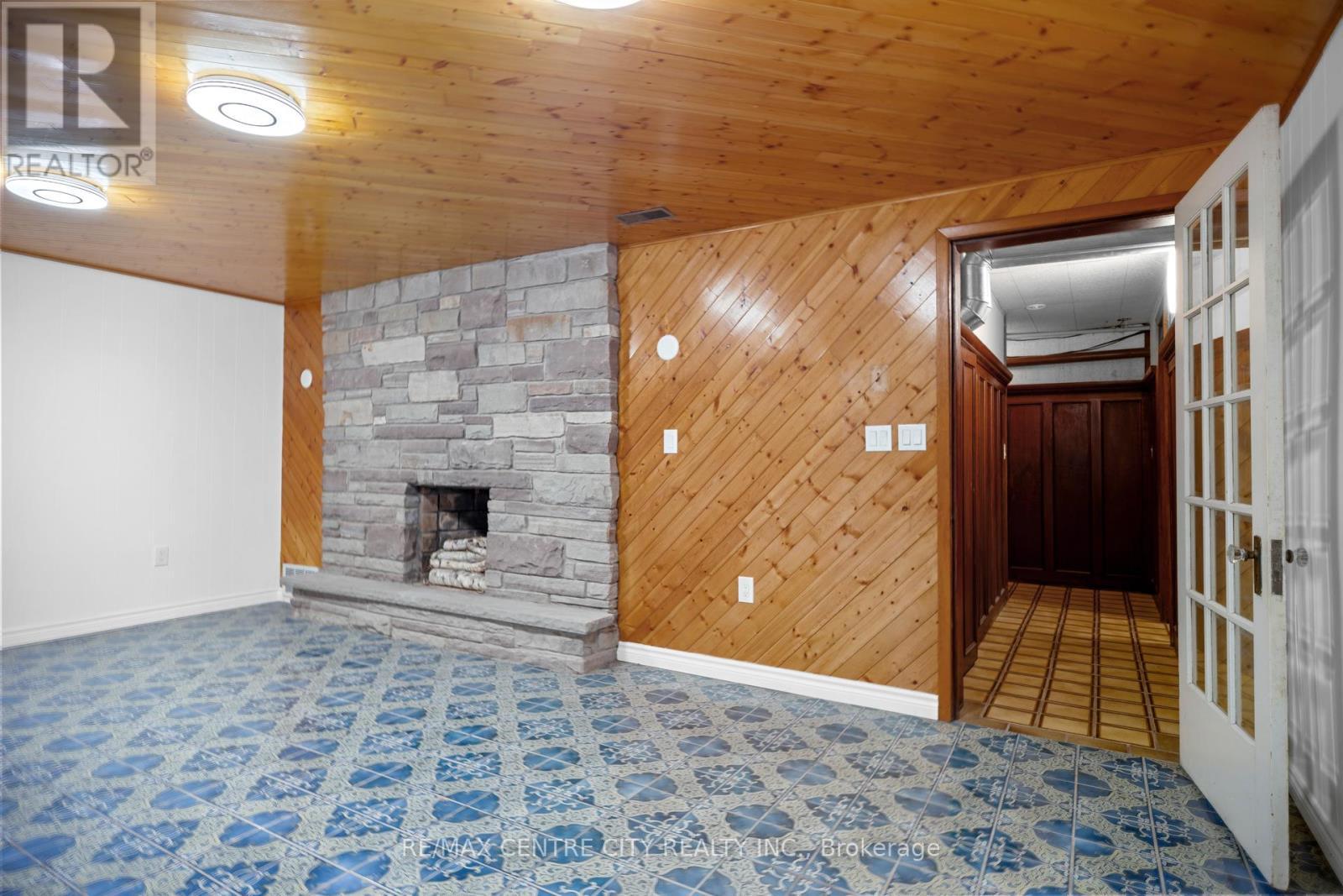 42420 John Wise Line, Central Elgin, ON - Indoor With Fireplace