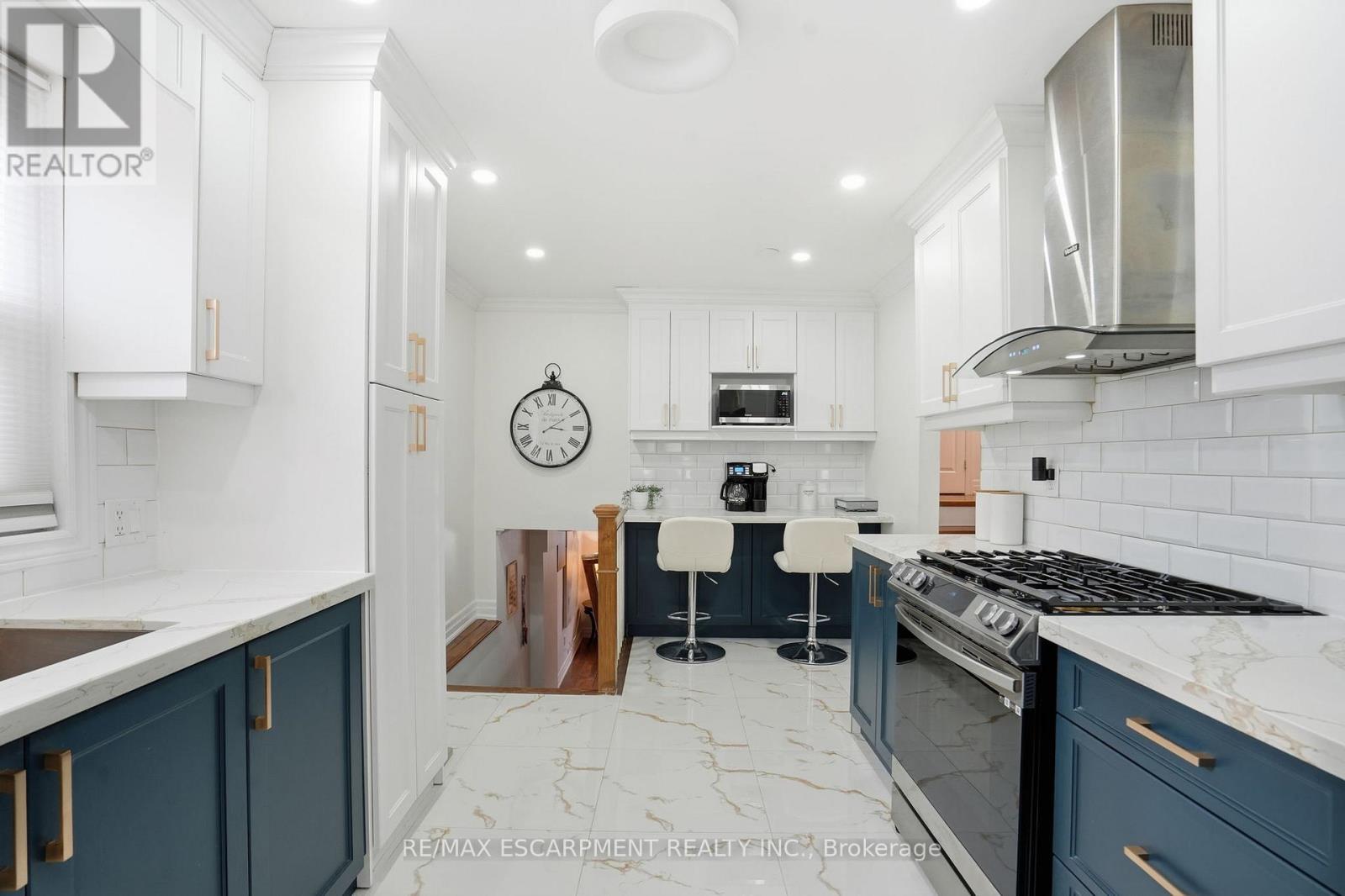 697 Lomond Crescent, Burlington, ON - Indoor Photo Showing Kitchen With Upgraded Kitchen