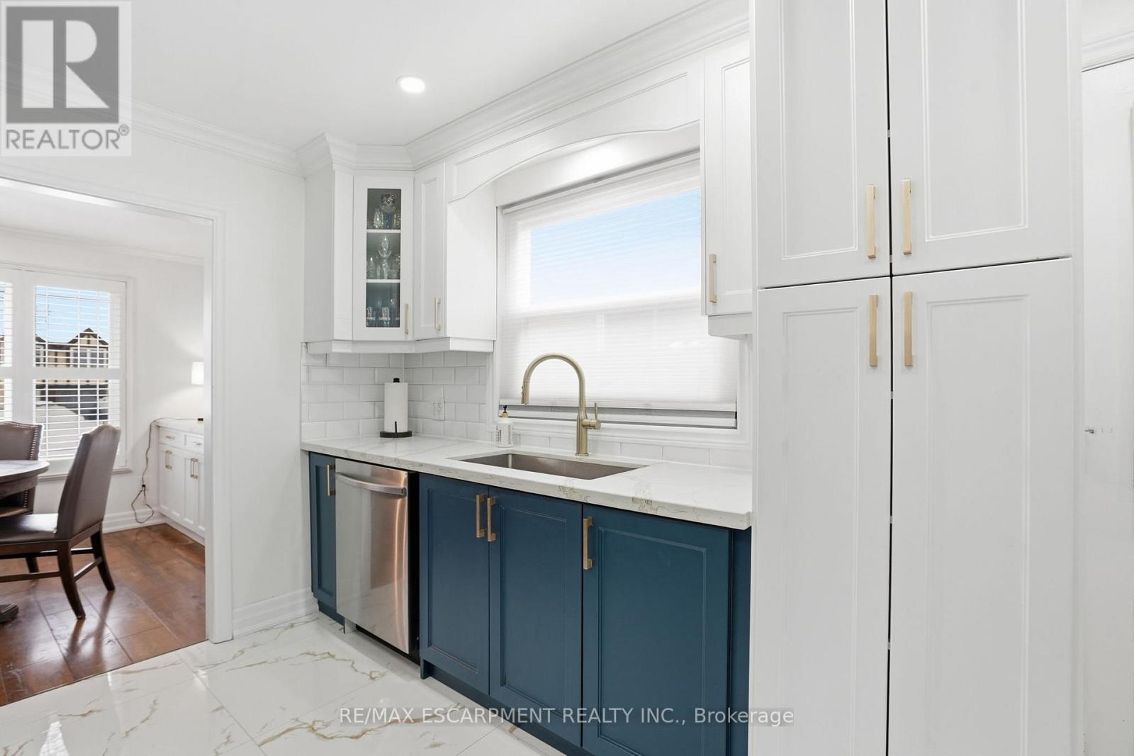 697 Lomond Crescent, Burlington, ON - Indoor Photo Showing Kitchen