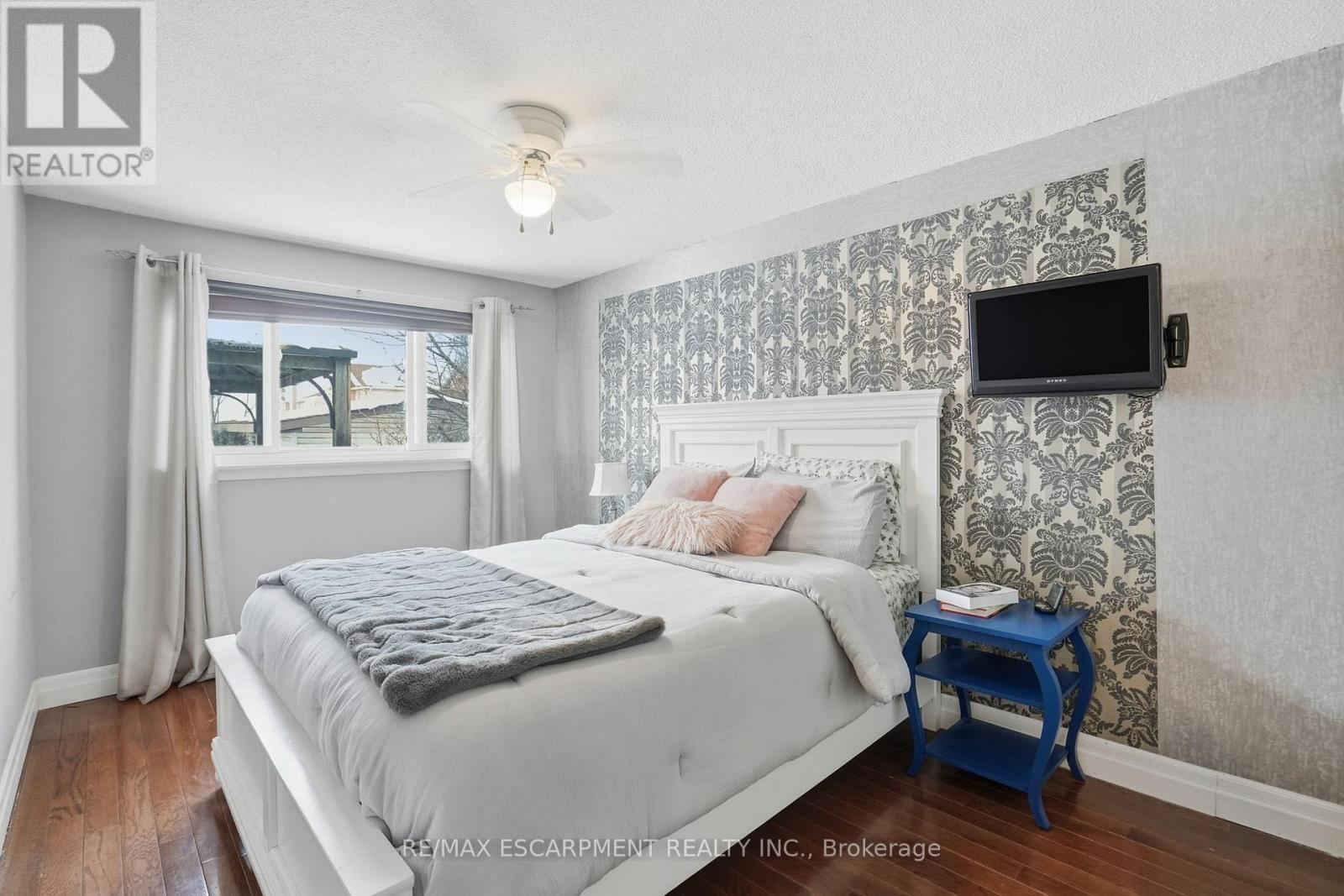 697 Lomond Crescent, Burlington, ON - Indoor Photo Showing Bedroom