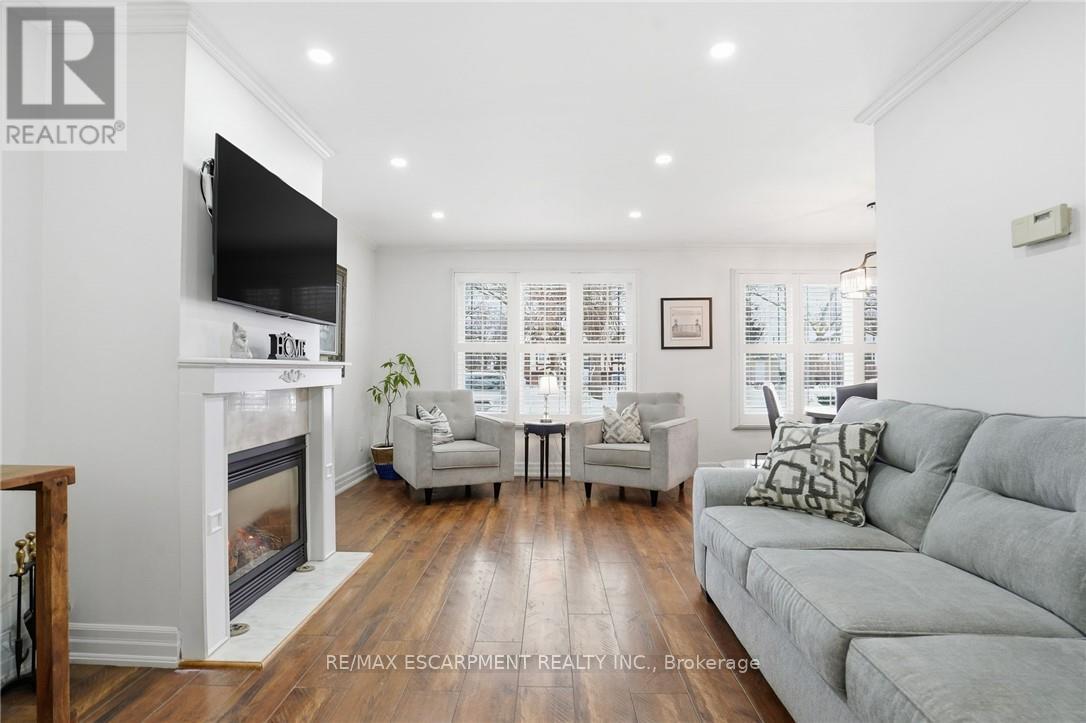 697 Lomond Crescent, Burlington, ON - Indoor Photo Showing Living Room With Fireplace