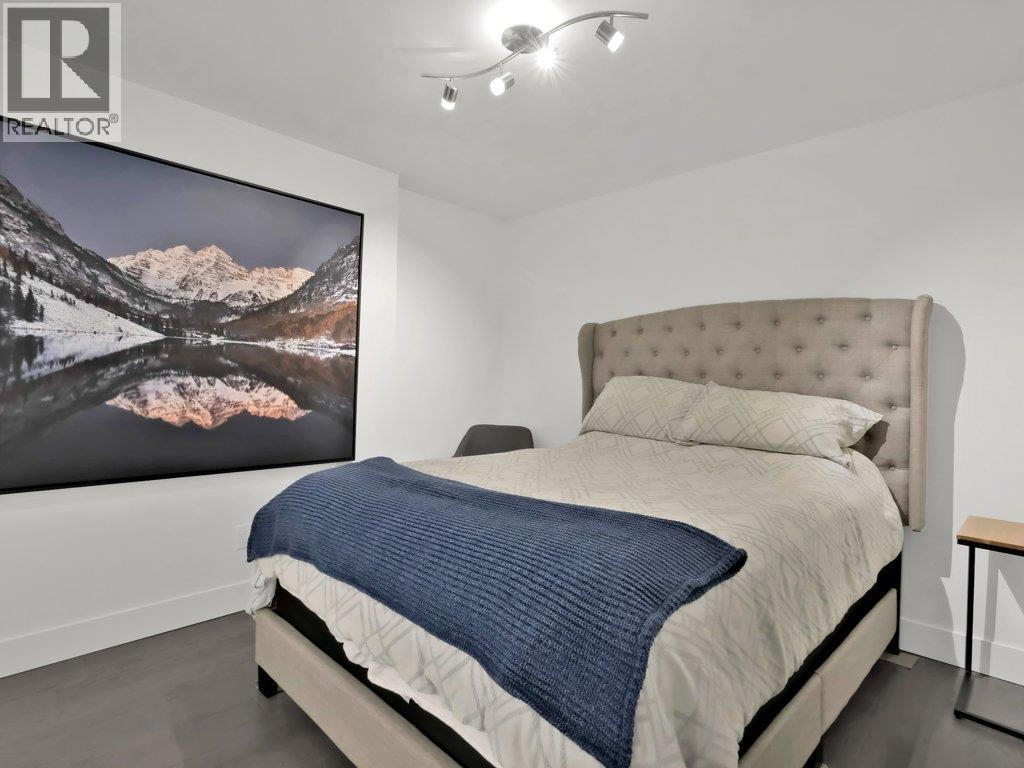 1191 Sunset Drive Unit# 401, Kelowna, BC - Indoor Photo Showing Bedroom