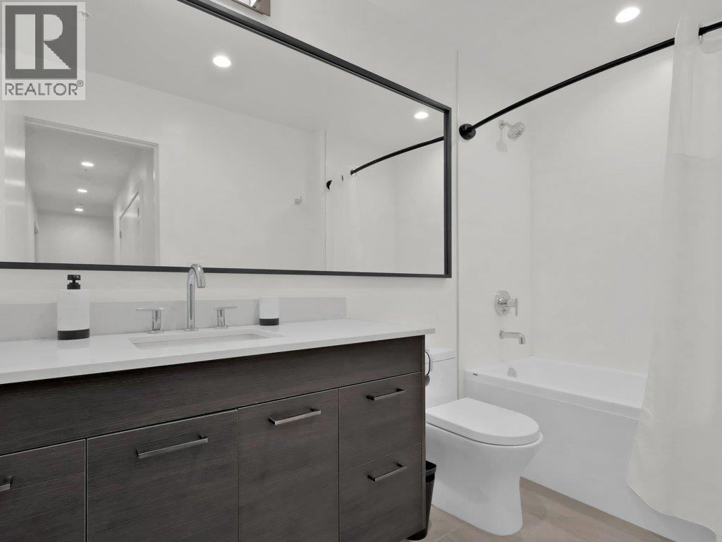 1191 Sunset Drive Unit# 401, Kelowna, BC - Indoor Photo Showing Bathroom