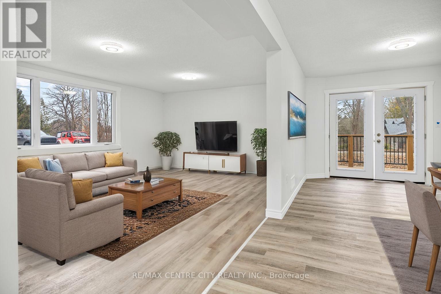 42400 John Wise Line, Central Elgin, ON - Indoor Photo Showing Living Room