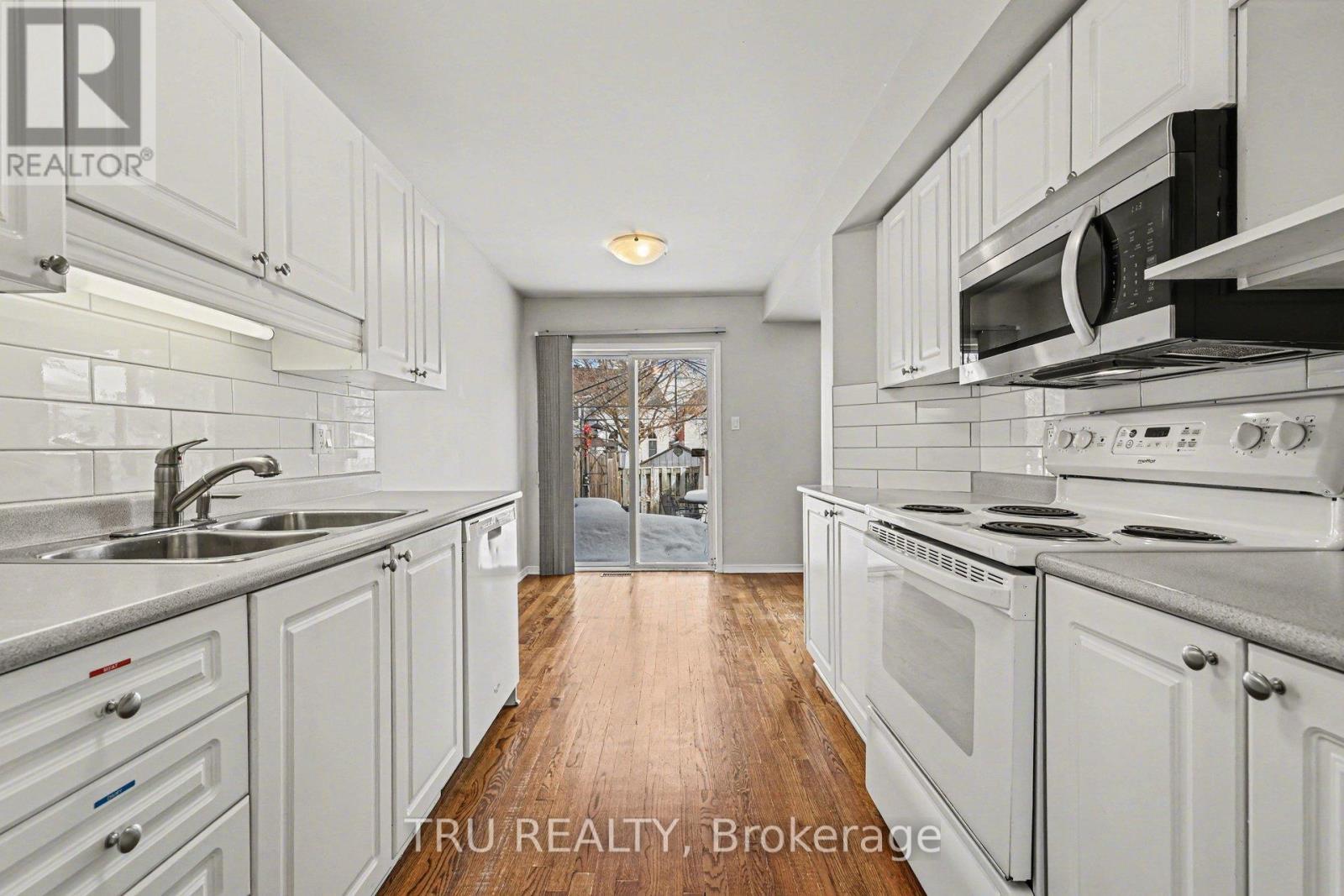 37 Daventry Crescent, Ottawa, ON - Indoor Photo Showing Kitchen With Double Sink