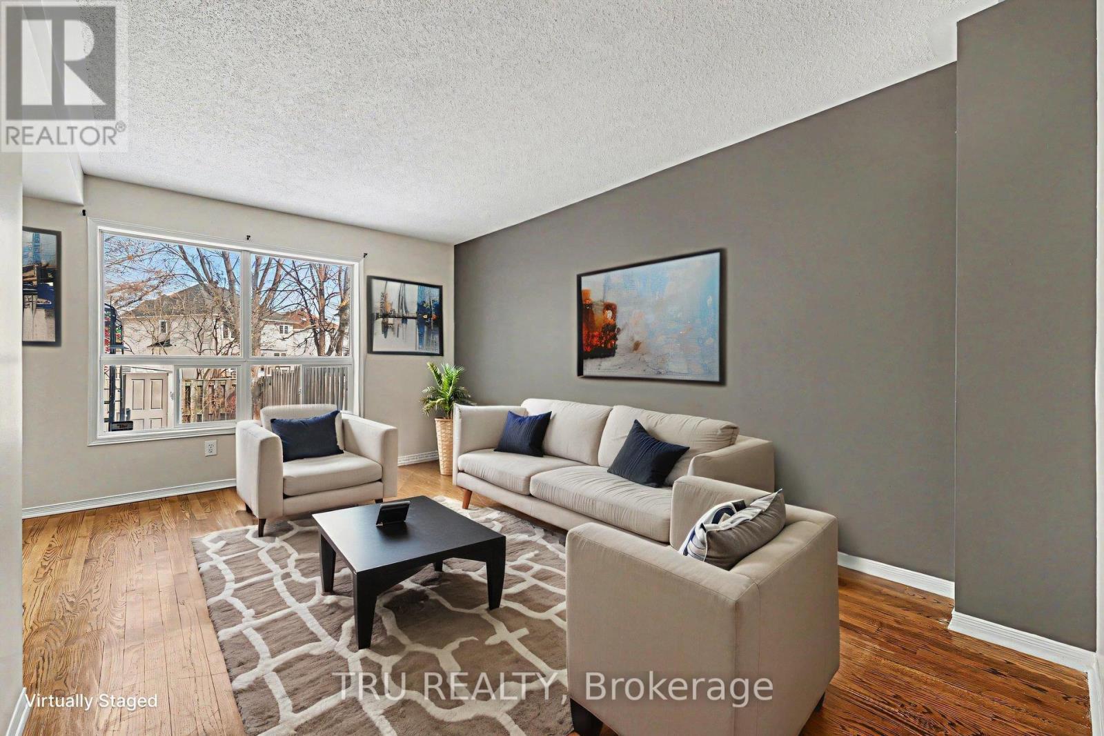 37 Daventry Crescent, Ottawa, ON - Indoor Photo Showing Living Room