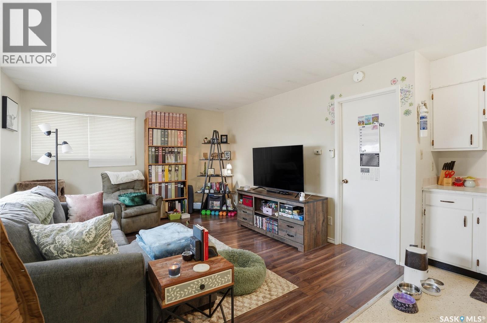 917 7Th Avenue N, Saskatoon, SK - Indoor Photo Showing Living Room