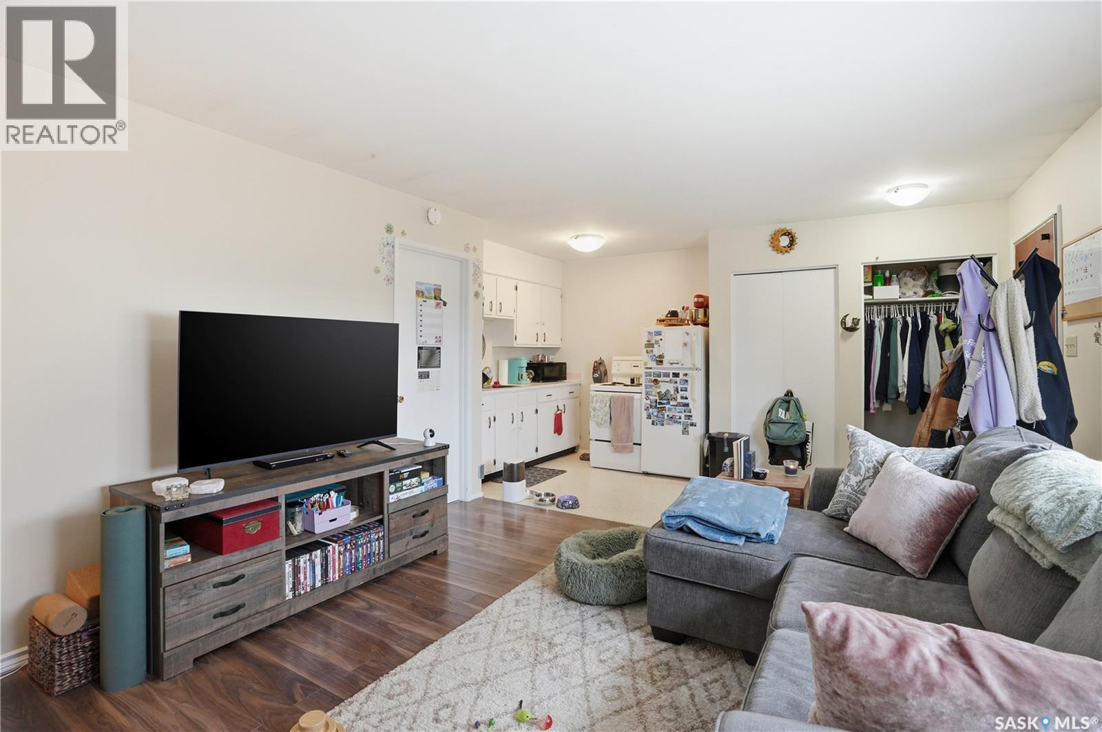917 7Th Avenue N, Saskatoon, SK - Indoor Photo Showing Living Room