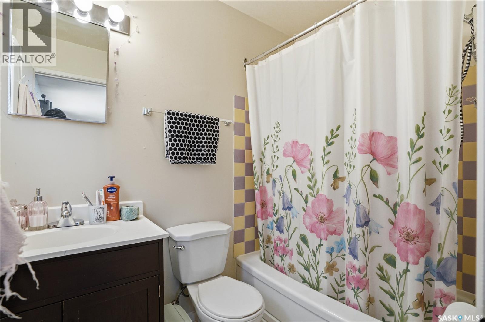 917 7Th Avenue N, Saskatoon, SK - Indoor Photo Showing Bathroom