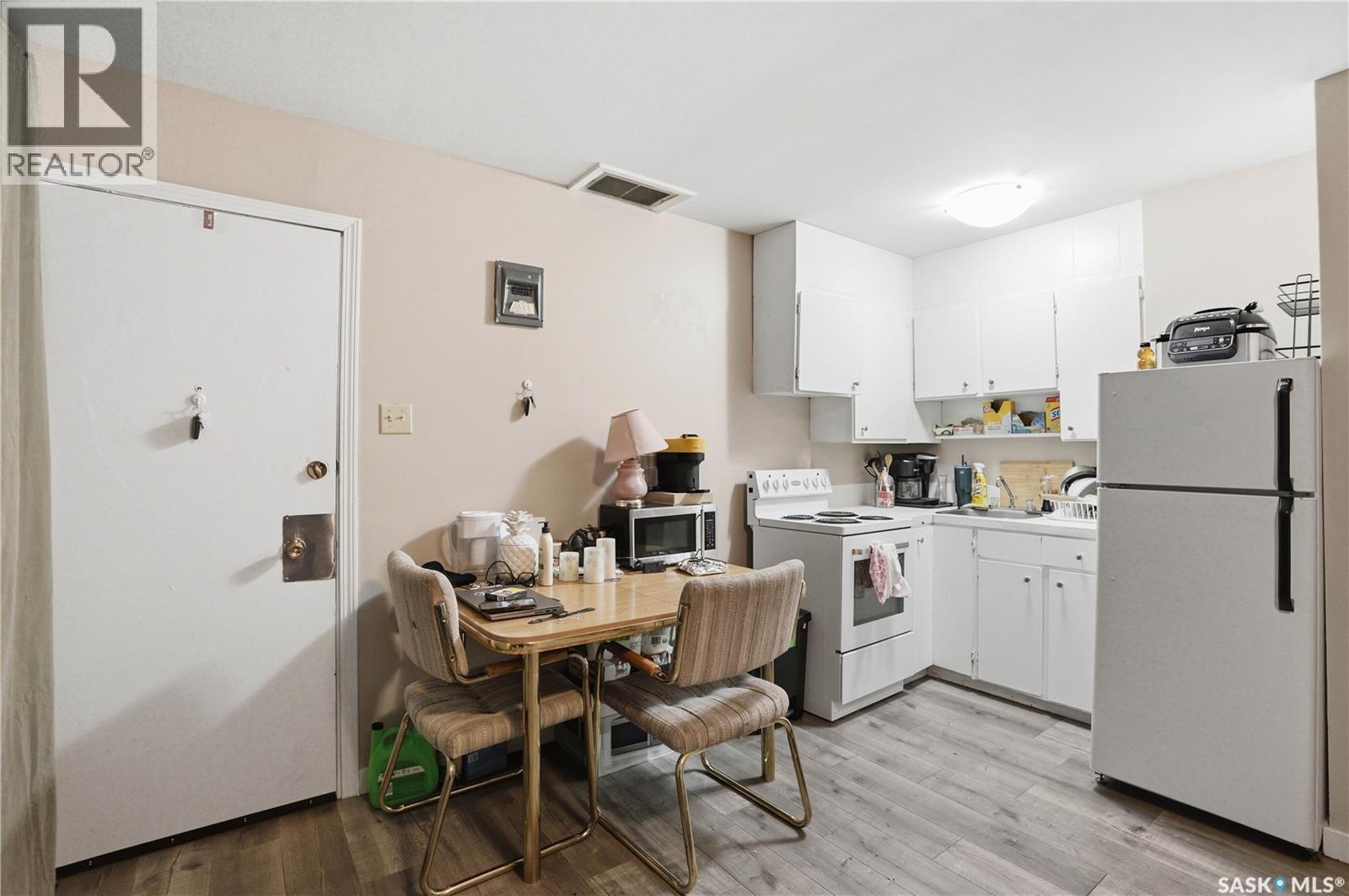 917 7Th Avenue N, Saskatoon, SK - Indoor Photo Showing Kitchen