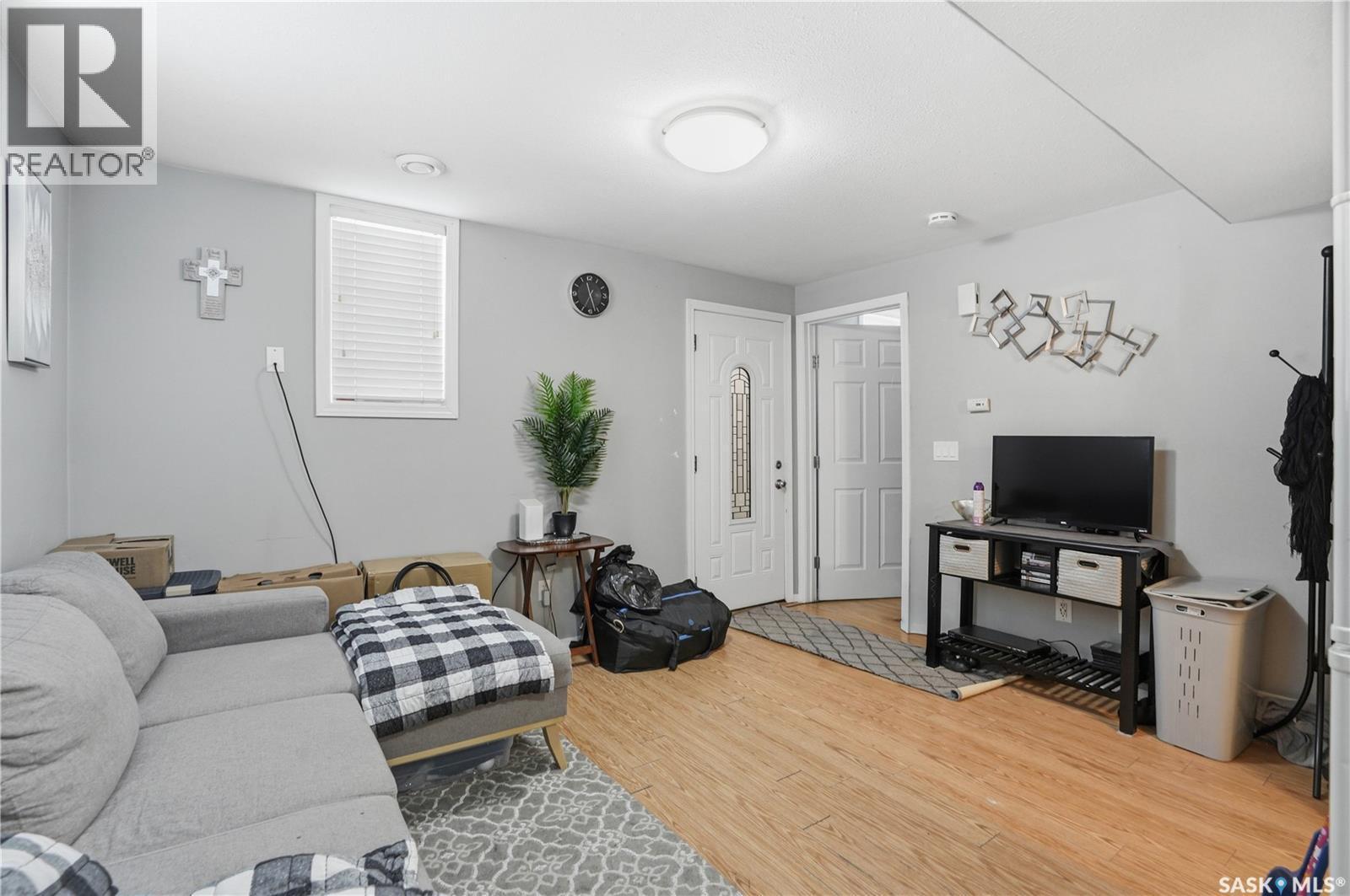 917 7Th Avenue N, Saskatoon, SK - Indoor Photo Showing Living Room