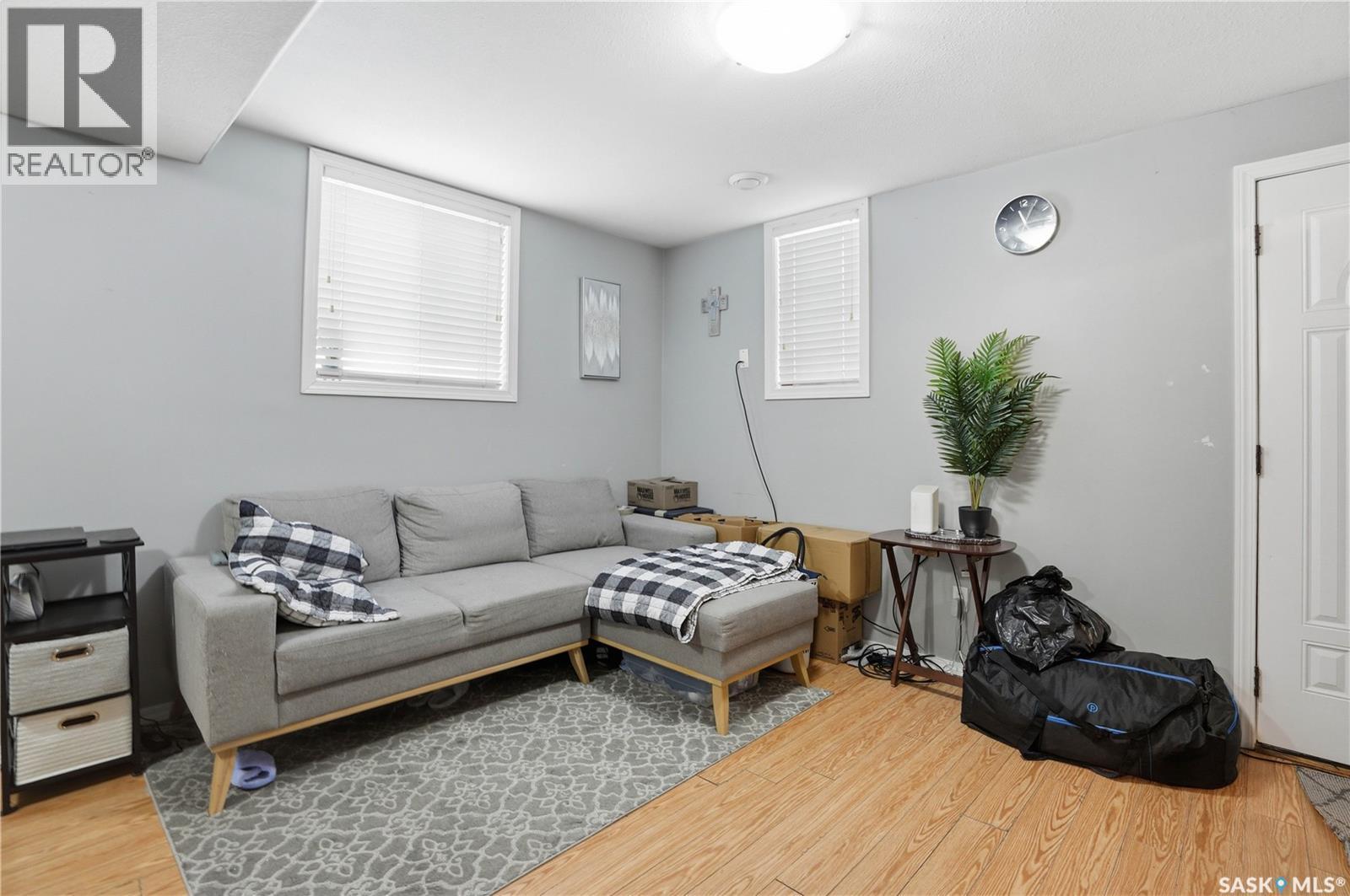 917 7Th Avenue N, Saskatoon, SK - Indoor Photo Showing Living Room