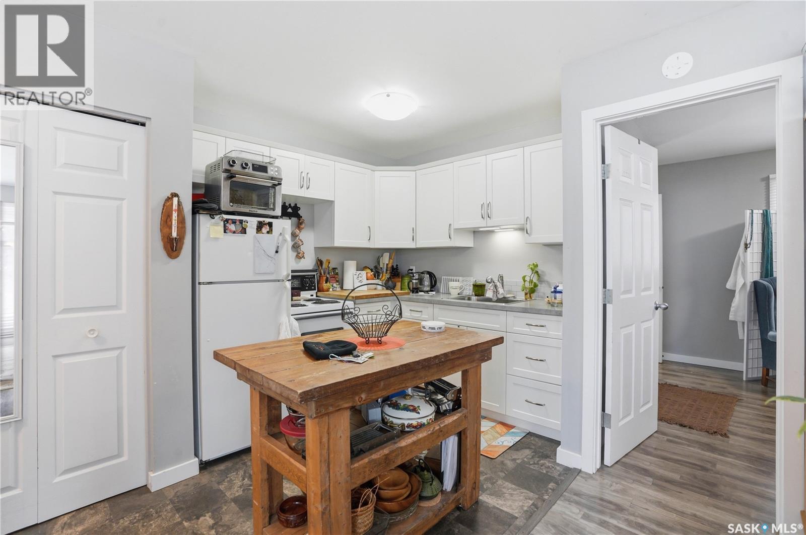 917 7Th Avenue N, Saskatoon, SK - Indoor Photo Showing Kitchen