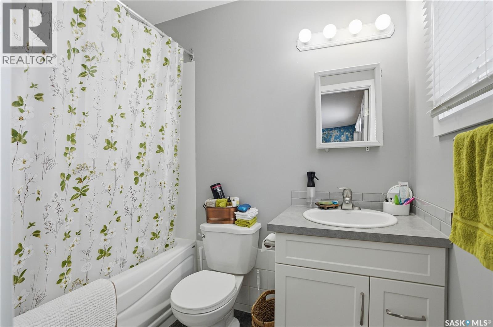 917 7Th Avenue N, Saskatoon, SK - Indoor Photo Showing Bathroom