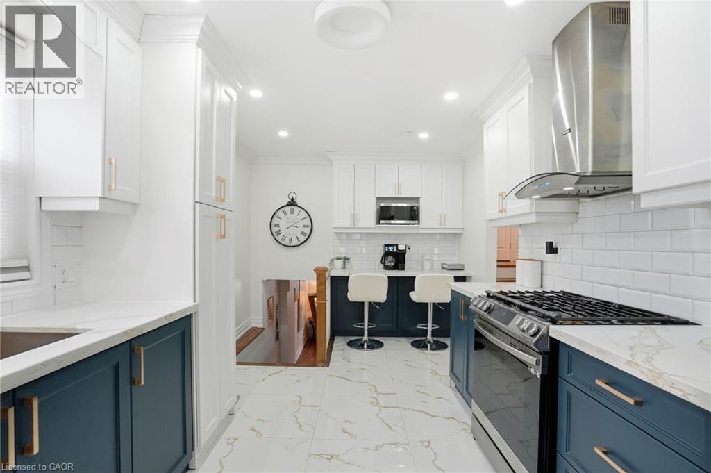697 Lomond Crescent, Burlington, ON - Indoor Photo Showing Kitchen With Upgraded Kitchen