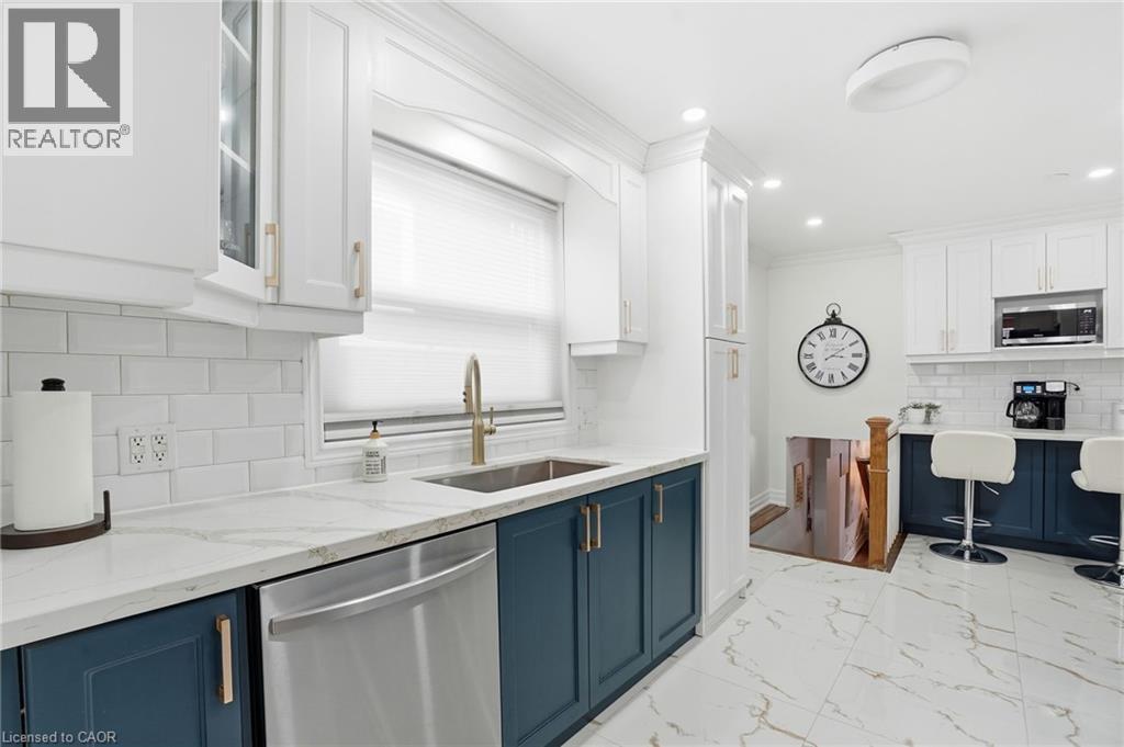697 Lomond Crescent, Burlington, ON - Indoor Photo Showing Kitchen With Upgraded Kitchen