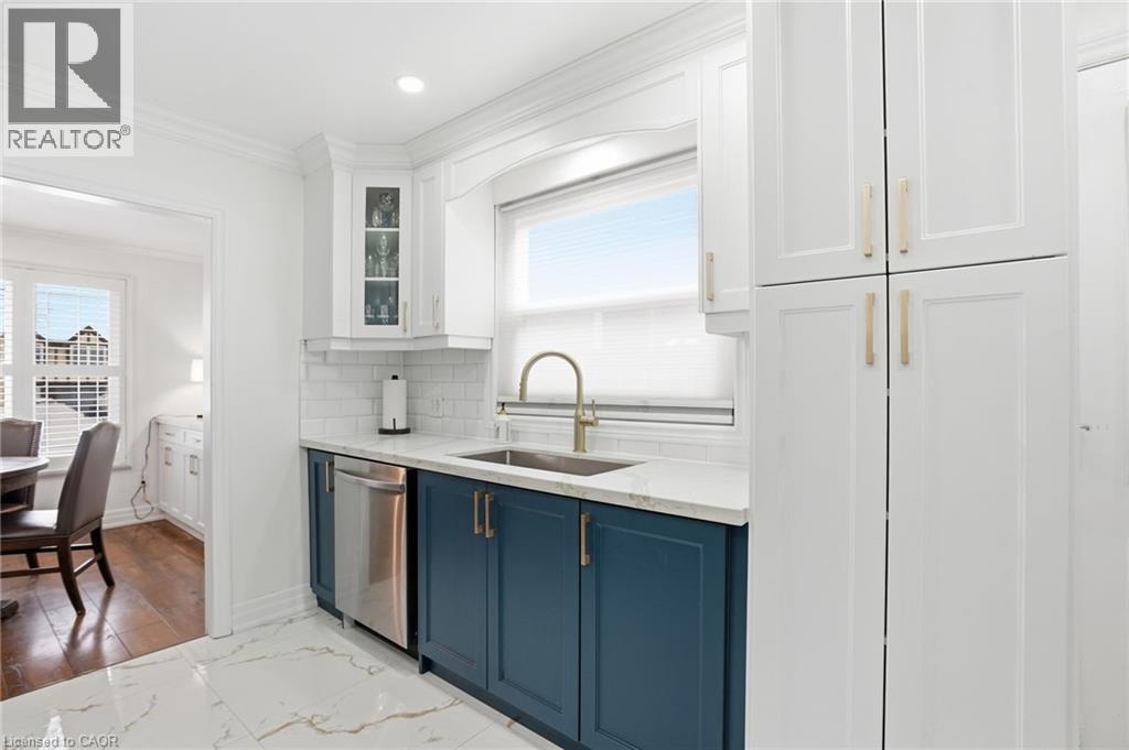 697 Lomond Crescent, Burlington, ON - Indoor Photo Showing Kitchen