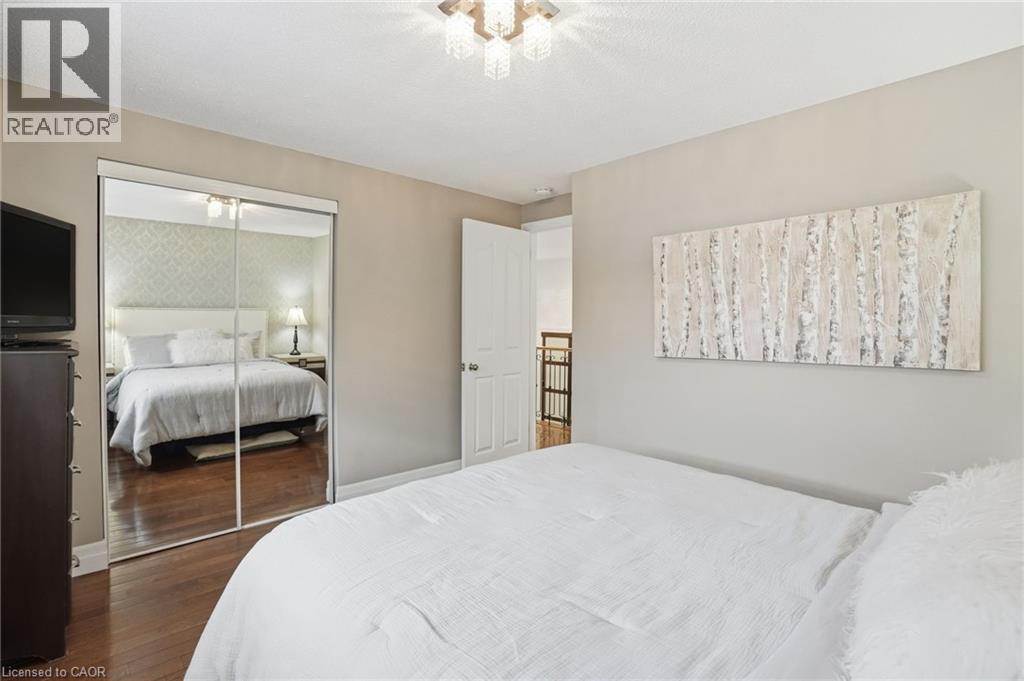 697 Lomond Crescent, Burlington, ON - Indoor Photo Showing Bedroom