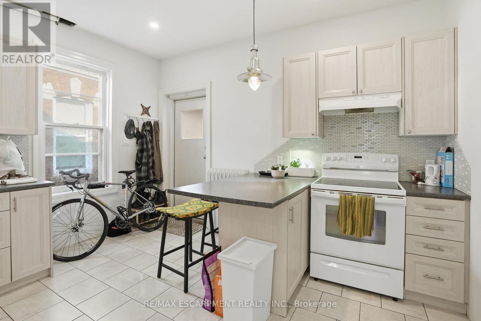 147 Emerald Street S, Hamilton, ON - Indoor Photo Showing Kitchen