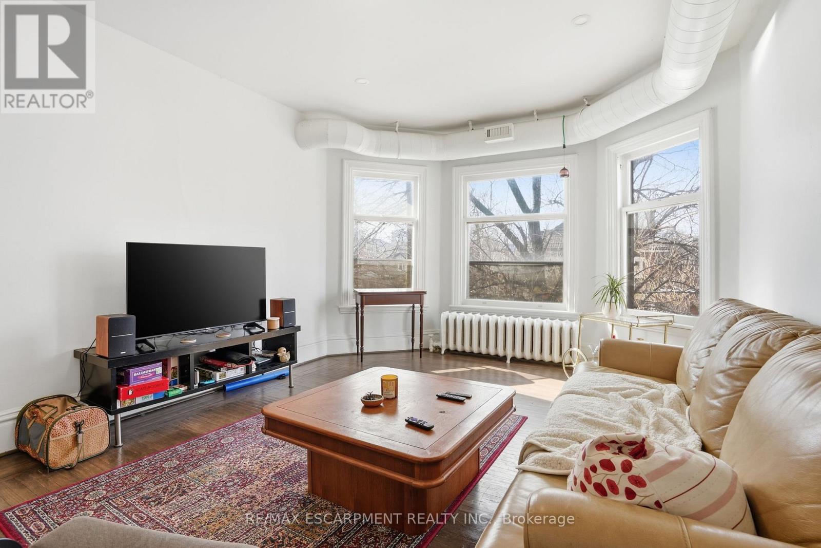 147 Emerald Street S, Hamilton, ON - Indoor Photo Showing Living Room