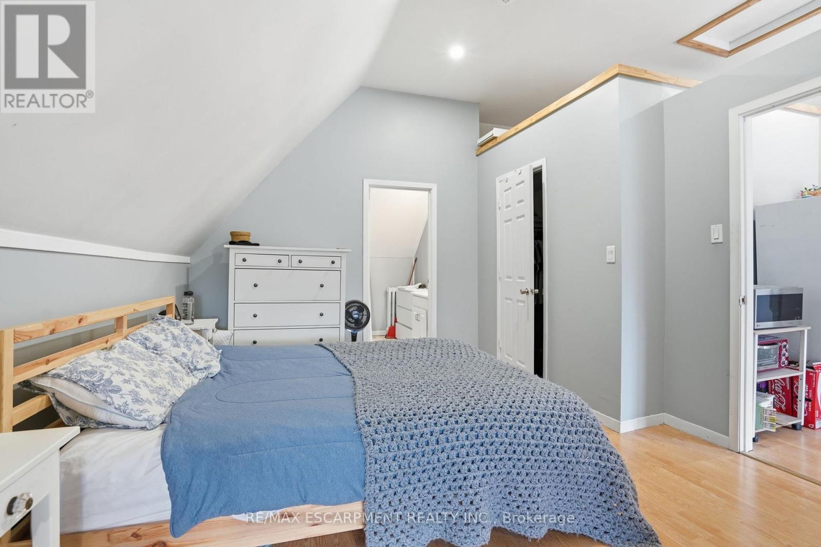 147 Emerald Street S, Hamilton, ON - Indoor Photo Showing Bedroom
