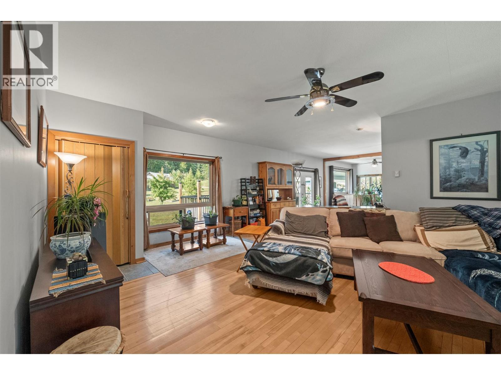 2510 Samuelson Road, Sicamous, BC - Indoor Photo Showing Living Room