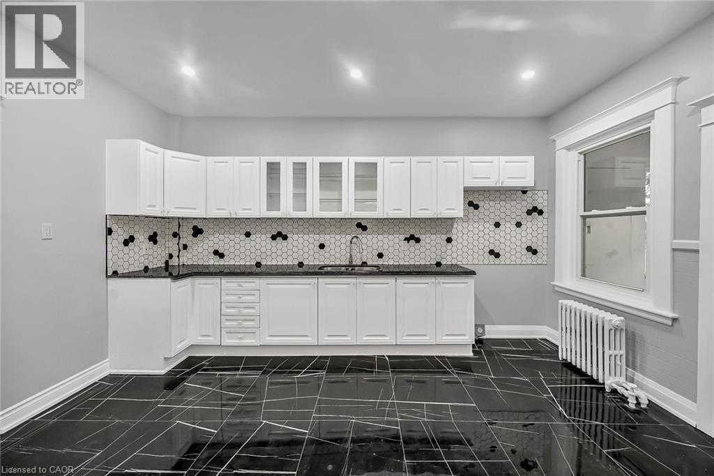 172 Sherman Avenue S, Hamilton, ON - Indoor Photo Showing Kitchen