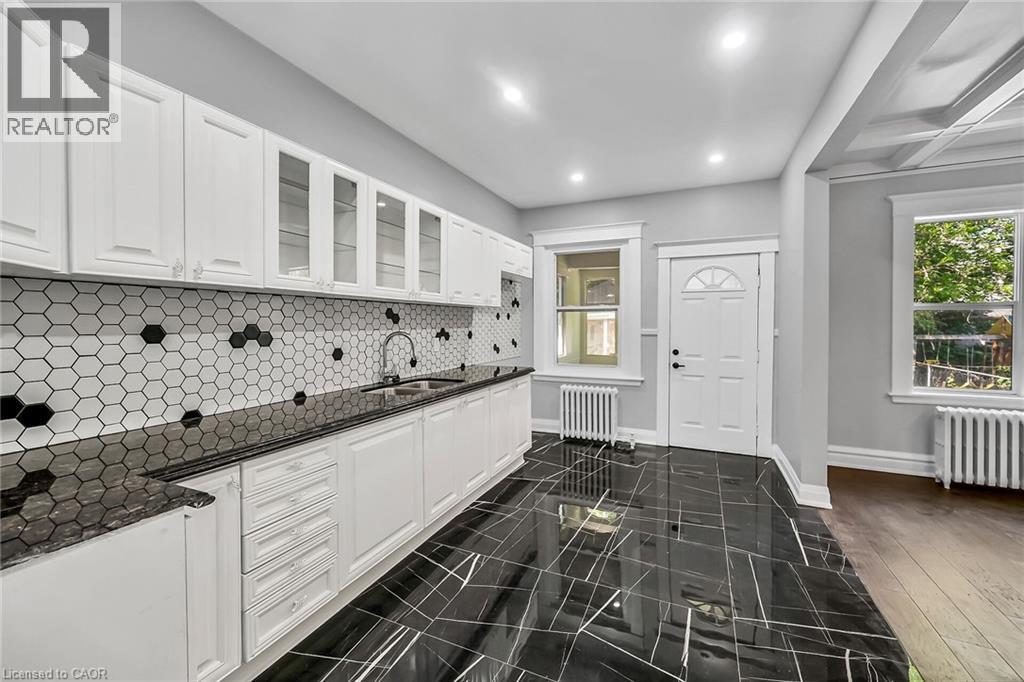 172 Sherman Avenue S, Hamilton, ON - Indoor Photo Showing Other Room