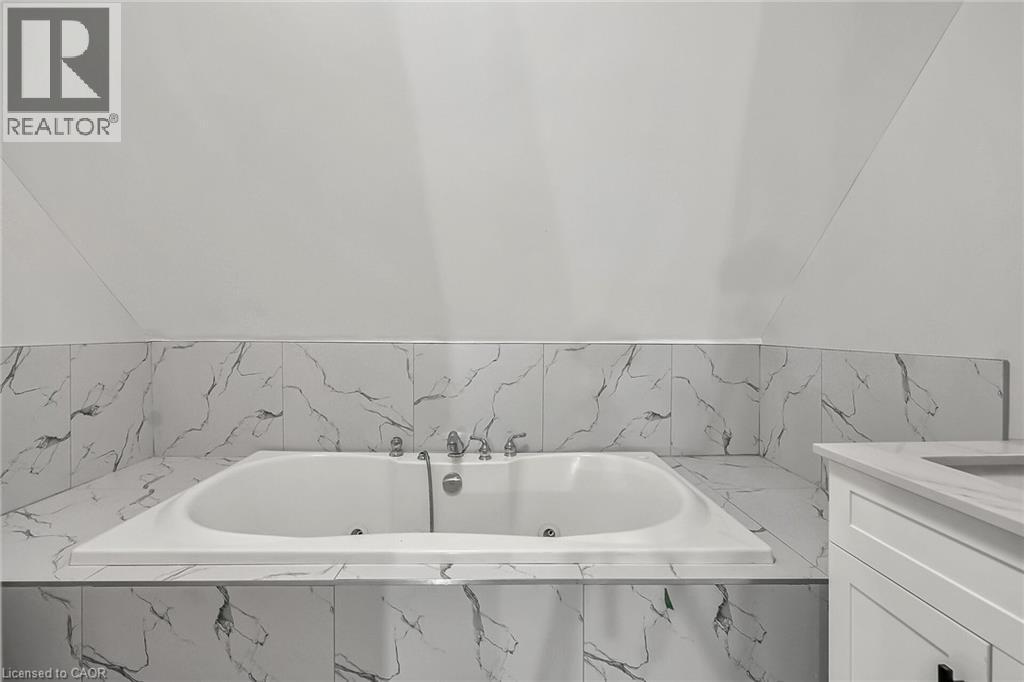 172 Sherman Avenue S, Hamilton, ON - Indoor Photo Showing Bathroom