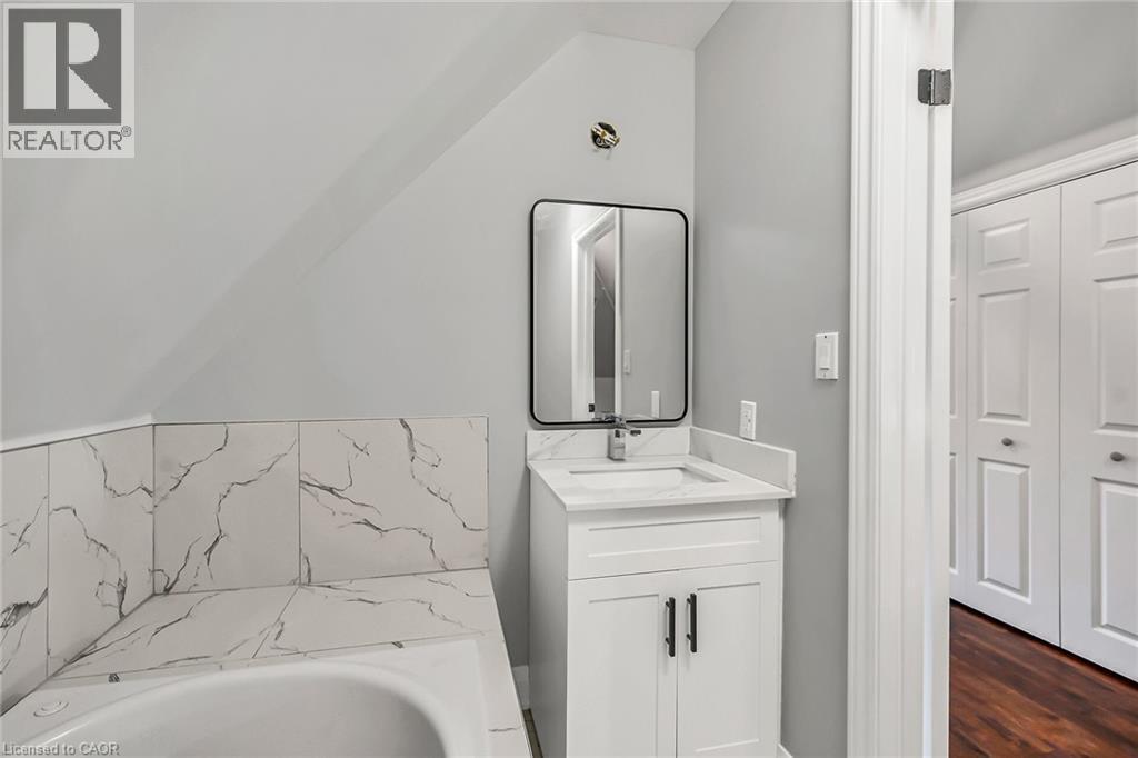 172 Sherman Avenue S, Hamilton, ON - Indoor Photo Showing Other Room