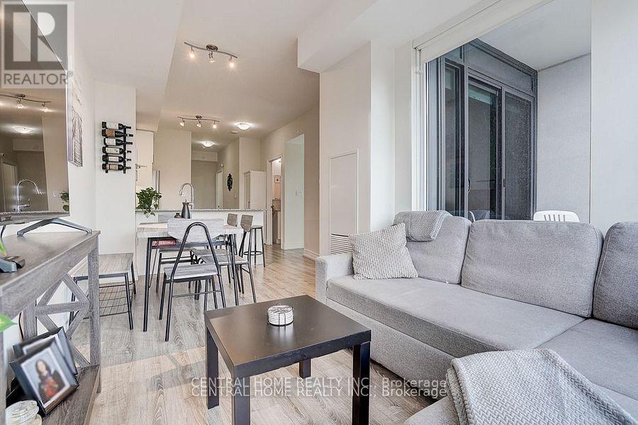 911A - 9608 Yonge Street, Richmond Hill, ON - Indoor Photo Showing Living Room