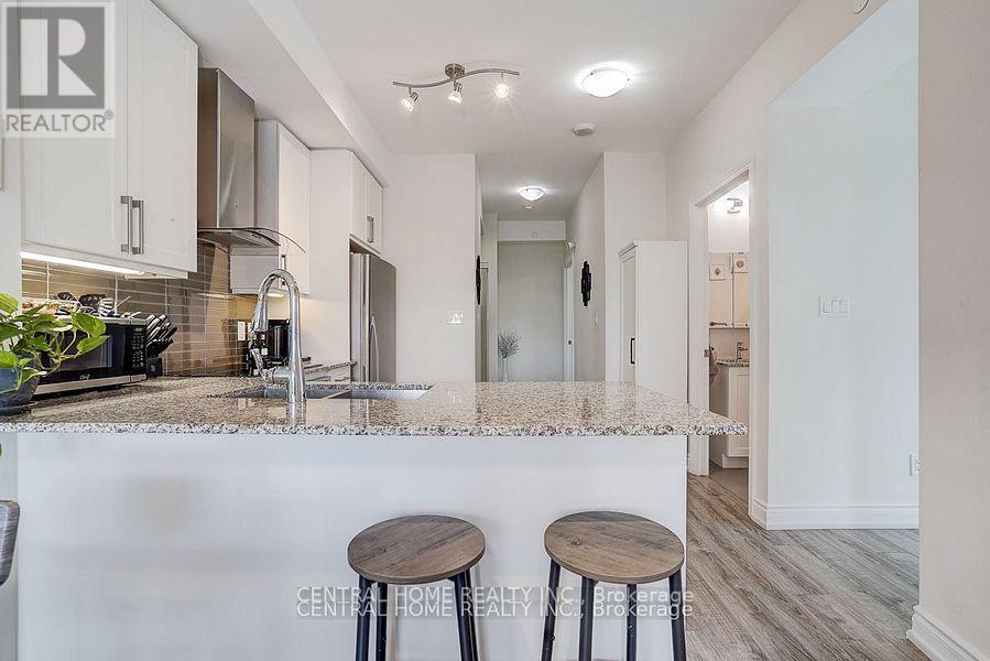 911A - 9608 Yonge Street, Richmond Hill, ON - Indoor Photo Showing Kitchen With Upgraded Kitchen