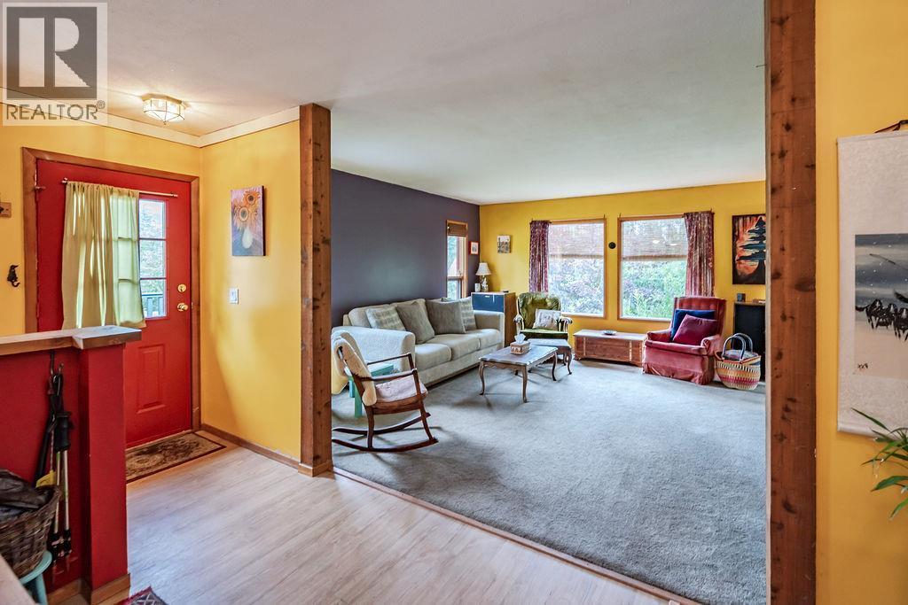6051 Pine Ridge Road, Kaslo, BC - Indoor Photo Showing Living Room