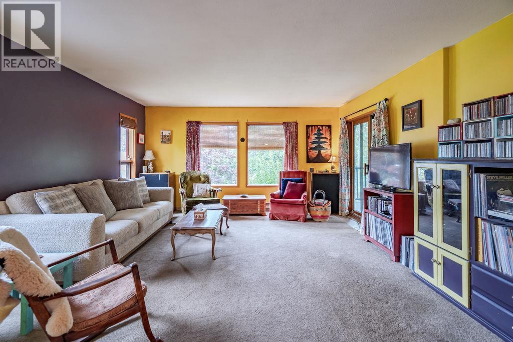 6051 Pine Ridge Road, Kaslo, BC - Indoor Photo Showing Living Room