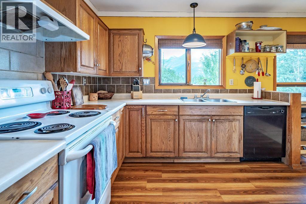 6051 Pine Ridge Road, Kaslo, BC - Indoor Photo Showing Kitchen With Double Sink